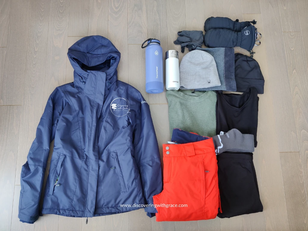 picture showcasing clothes and a title with what to wear for a winter hike