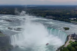 a picture of the horseshoe canadian side of niagara falls