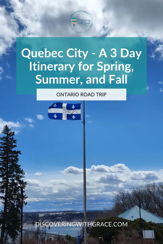 image of the quebec flag on a pole with the blue sky